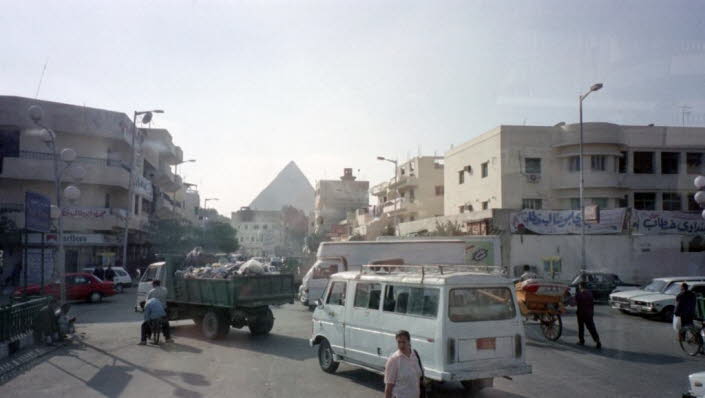 Die Stadt Gizeh ist die Heimat von etwa 9 Millionen Einwohnern, die zweitgrößte Stadt in Ägypten und die viertgrößte in Afrika nach Kinshasa, Lagos und Kairo. Gizeh liegt am Westufer des Nils, nur 5 km südwestlich von Kairo, die Stadt ist Teil der Großsta