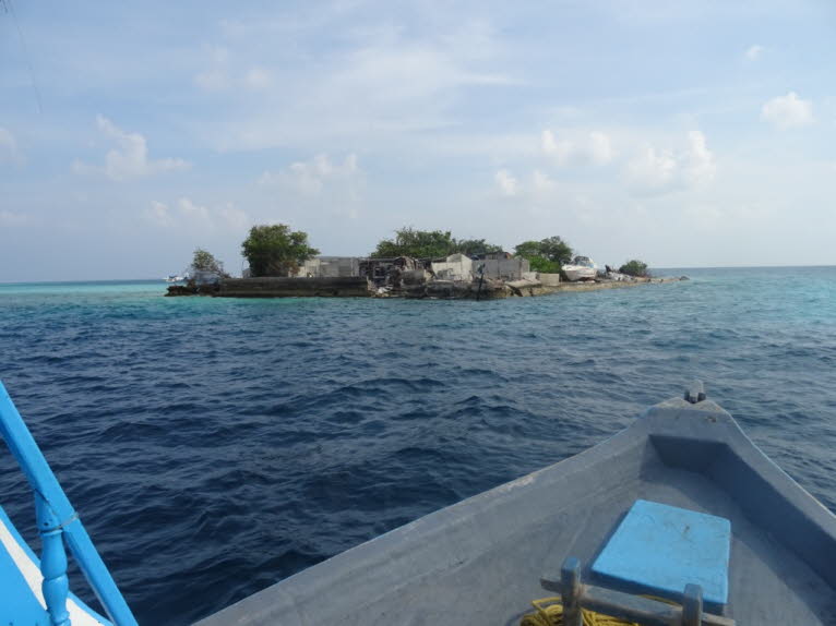 Jeder Malediver erzeugt durchschnittlich ein Kilogramm Müll täglich, ein Tourist produziert etwa dreieinhalb Mal so viel. Um den Müll zu entsorgen, schufen die Malediven 1992 eine künstliche Insel - aus Müll. Täglich werden auf Thilafushi 1500 Tonnen Abfa