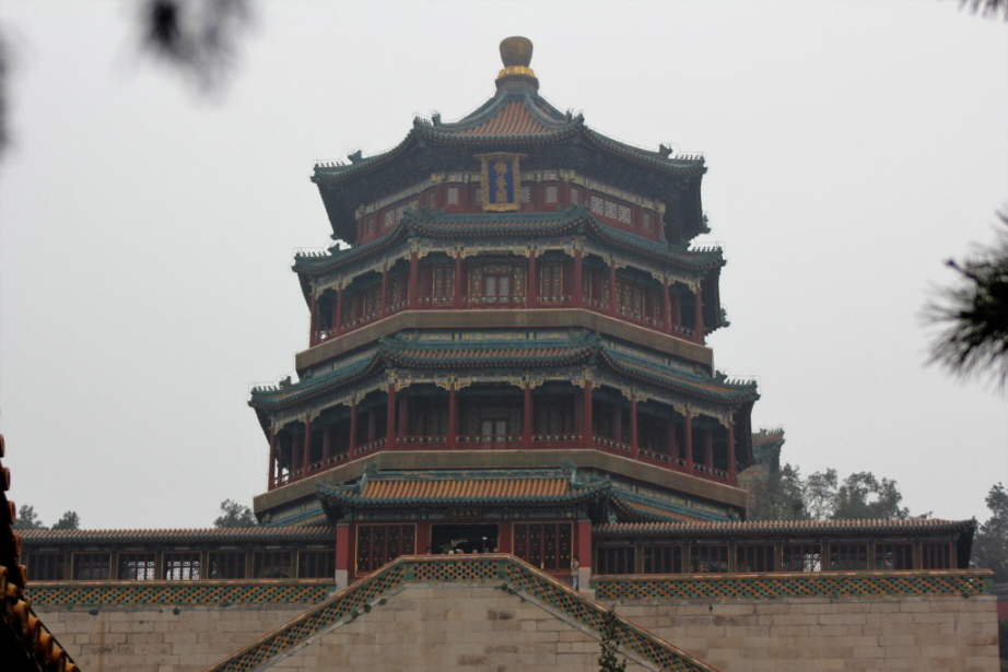 Der kaiserliche Sommerpalast in Beijing: Die Benennung „Kaiserlicher Sommerpalast" ist eine Untertreibung, denn die Palastanlagen sind gigantisch. Der Kaiserliche Sommerpalast liegt auf einem Gelände von knapp drei Quadratkilometern im Nordwesten Pekings 