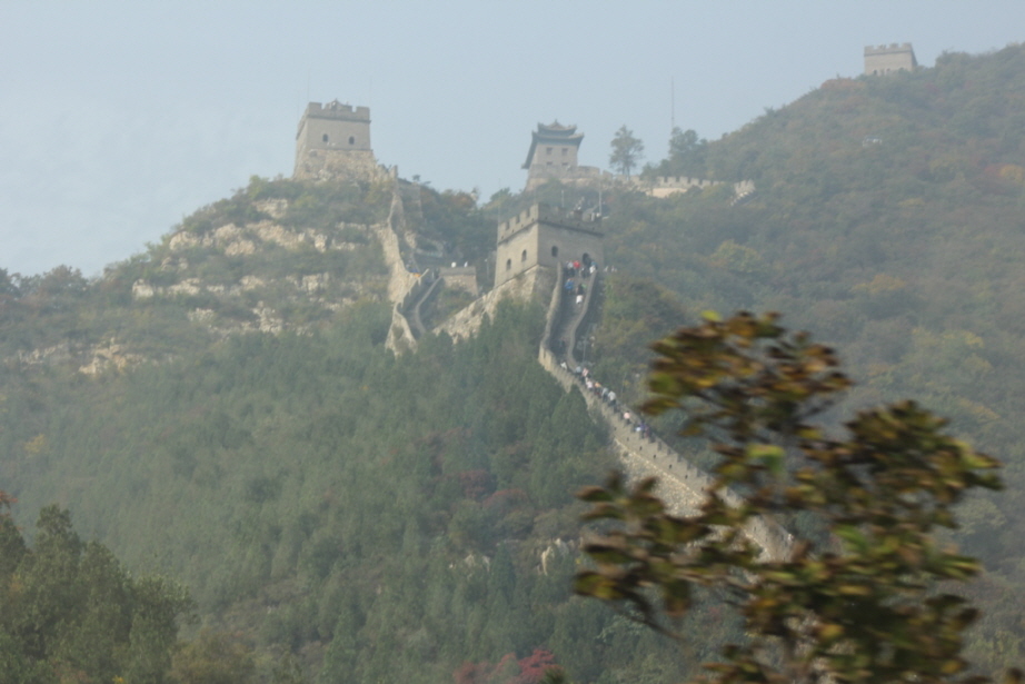 Die Große Mauer: Hinsichtlich Volumen und Masse gilt die chinesische Mauer als das größte Bauwerk der Welt. Dabei besteht die Mauer aus einem System mehrerer teilweise auch nicht miteinander verbundener Abschnitte unterschiedlichen Alters und unterschiedl
