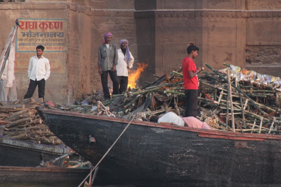 Varanasi, Indien, am Ufer des Ganges, ist eine der ältesten, ununterbrochen bewohnten Städte der Welt. Der Fluss ist jedes Jahr ein spirituelles Ziel für Millionen von Hindus, die glauben, dass das Baden in seinem verschmutzten Wasser sie von ihren Sünden