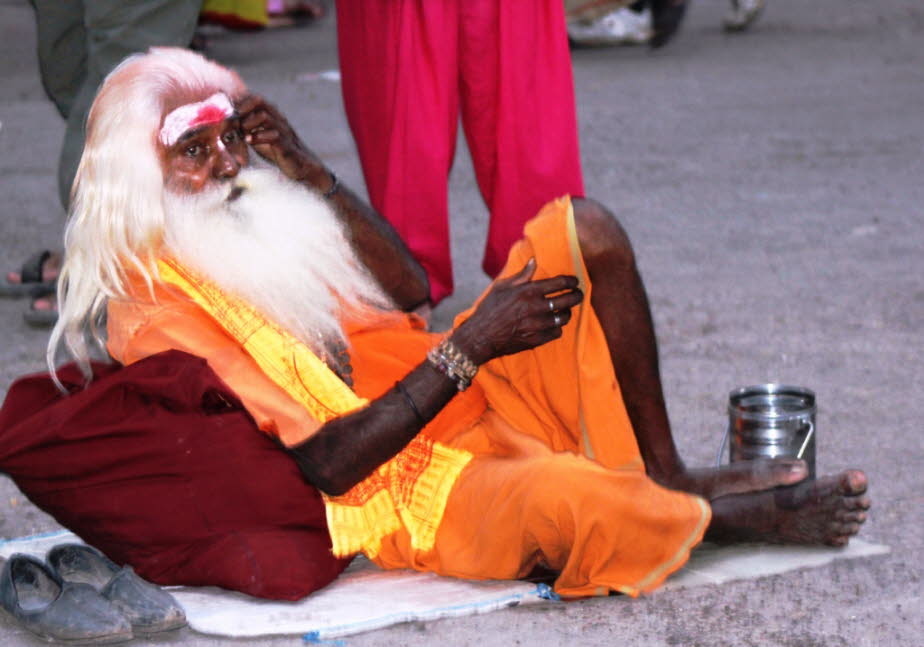 Pilger in Varanasi: Varanasi oder Benaras (auch bekannt als Kashi) ist eine der ältesten lebenden Städte der Welt. Varanasis Bedeutung in der hinduistischen Mythologie ist praktisch nicht offenbart. Mark Twain, der englische Autor und Literaturwissenschaf