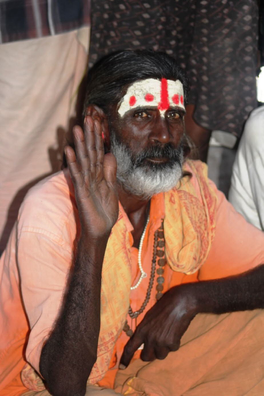 Pilger in Varanasi: Vaishnavismus und Shaivismus haben in Varanasi harmonisch nebeneinander existiert. Mit einer Reihe von Tempeln wählte Frau Annie Besant Varanasi als Heimat für ihre „Theosophische Gesellschaft“ und Pandit Madan Mohan Malviya, um die „B