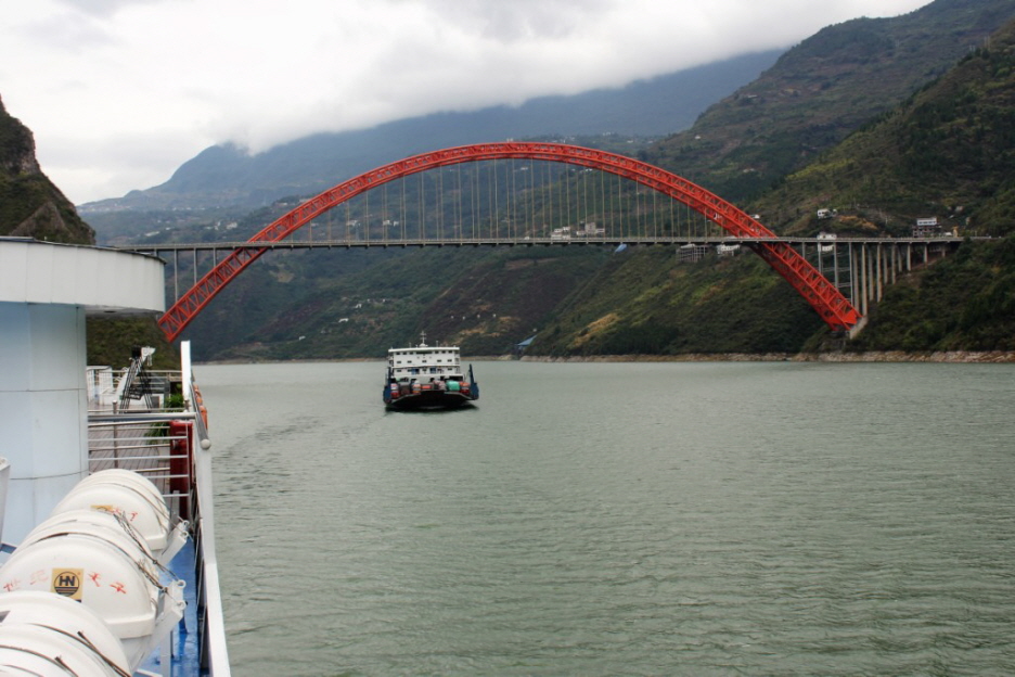 Auf dem Weg nach Chongqing: Die Stadt Chongqing wurde an der Einmündung des Jialing in den Jangtsekiang erbaut. Die Lage am östlichen Rand des Roten Beckens, der „Reisschale“ Chinas, hat das Wachstum der Stadt begünstigt.