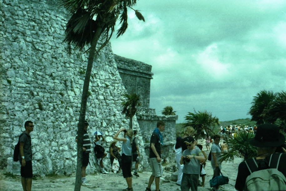Mexiko Yukatan Tulum: Tulum steht auf einem Felsen nach Osten in Richtung Karibik. Tulim ist auch das Yucaten Maya Wort für Zaun, Mauer oder Graben. Die Mauern, die das Gelände umgaben, ermöglichten es, das Fort Von Tulum gegen Invasionen zu verteidigen. 