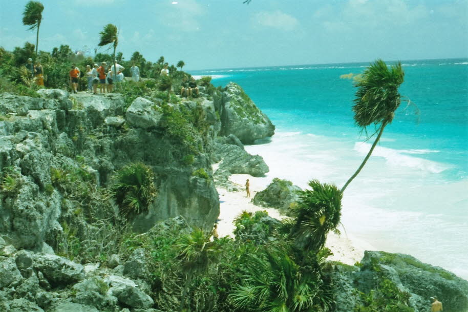 Mexiko Yukatan Tulum: Wichtiger touristischer Anziehungspunkt sind die Mayaruinen von Tulum östlich der Stadt an der Autobahn nach Cancún. Das rituelle Zentrum von Zamá befindet sich am Nordende der Zona Hotereria und ist, da auf einer Klippe gebaut, vom 