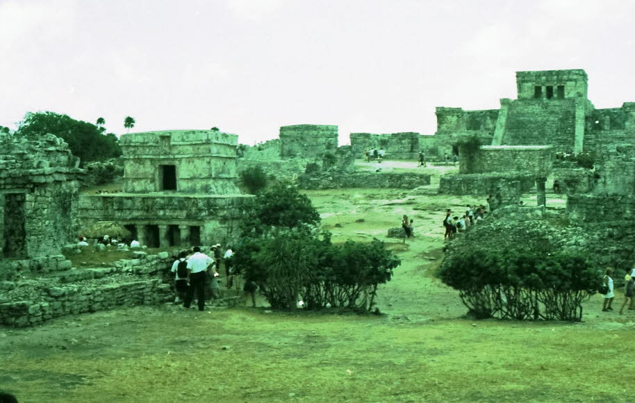 Mexiko Yukatan Tulum: Architektur: Tulum hat eine für Maya-Stätten typische Architektur an der Ostküste der Halbinsel Yucatan. Diese Art von Architektur ähnelt dem, was im nahegelegenen Chichen Itza zu finden ist, nur in einem viel kleineren Maßstab. Tulu