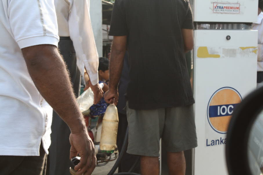An den Tankstellen in Sri Lanka herrcht seit Jahren extremer Benzinmangen. „Demütige Bitte“ um Öl: Wie Asiens Krisenstaaten zu Vasallen Russlands werden. 