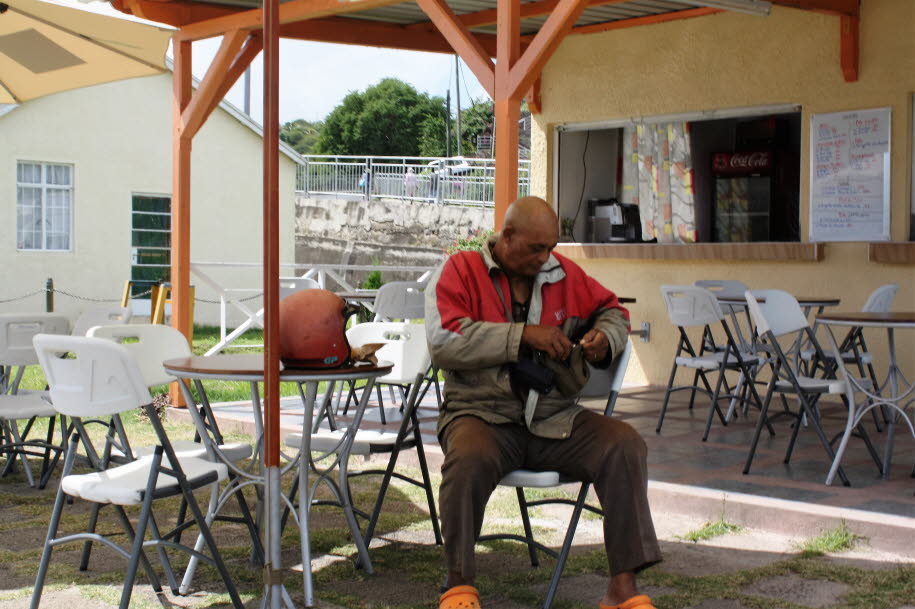 Die Wirtschaft von Rodrigues ist hauptsächlich von Mauritius abhängig. Die Haupteinnahmequellen und die wirtschaftliche Aktivität sind Tourismus, Fischerei, Landwirtschaft (insbesondere Zwiebeln, Knoblauch und Chili) und Tierzucht. Die Handwerksindustrie ò