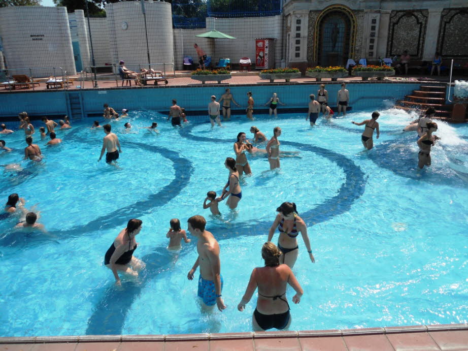 Thermalbad im Hotel Gellert Budapest: Das Heilwasser der 10 Quellen enthält Natrium, Fluor, Kalzium-Magnesium-Hydrogenkarbonat und ist leicht sulfat- und chloridhaltig.