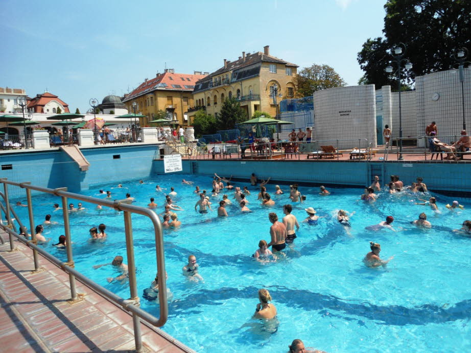 Thermalbad im Hotel Gellert Budapest: Das Wellenbad unter freiem Himmel ist von April bis September geöffnet.  
