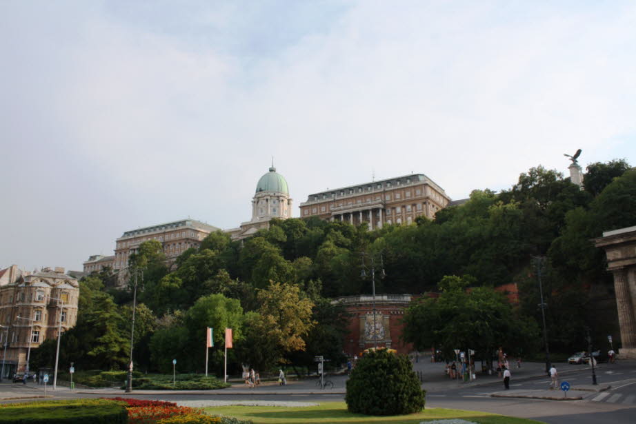 Hotel Gellert Budapest: Das im wunderschönen Jugendstil erbaute und im Jahr 1918 eröffnete, beeindruckende Hotel Gellért teilt das Gebäude mit dem weltberühmten Gellért Spa, am Flussufer der Donau am Fuße des Gellért.