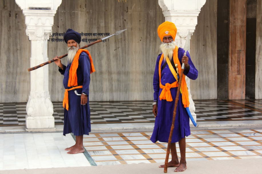 Praktizierende Sikhs , vor allem männliche Religionsanhänger, erkennt man an einem kunstvoll gebundenen Turban (Dastar). Die Kopfbedeckung samt ungeschnittenem Haar – eine Tradition, die zu Zeiten der Gurus fortschreitend an Bedeutung gewann – drückt ents