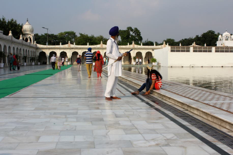 Gurudwara Bangla Sahib Tempel in Dehli: Der Sikhismus wurde um 1469 von Guru Nanak Dev, dem ersten der "Ten Gurus", in die Welt gebracht. Guru Nanak brachte das Wort Gottes, um sich auf der Erde zu manifestieren. Durch seine Hymnen und Gebete (Shabads) in