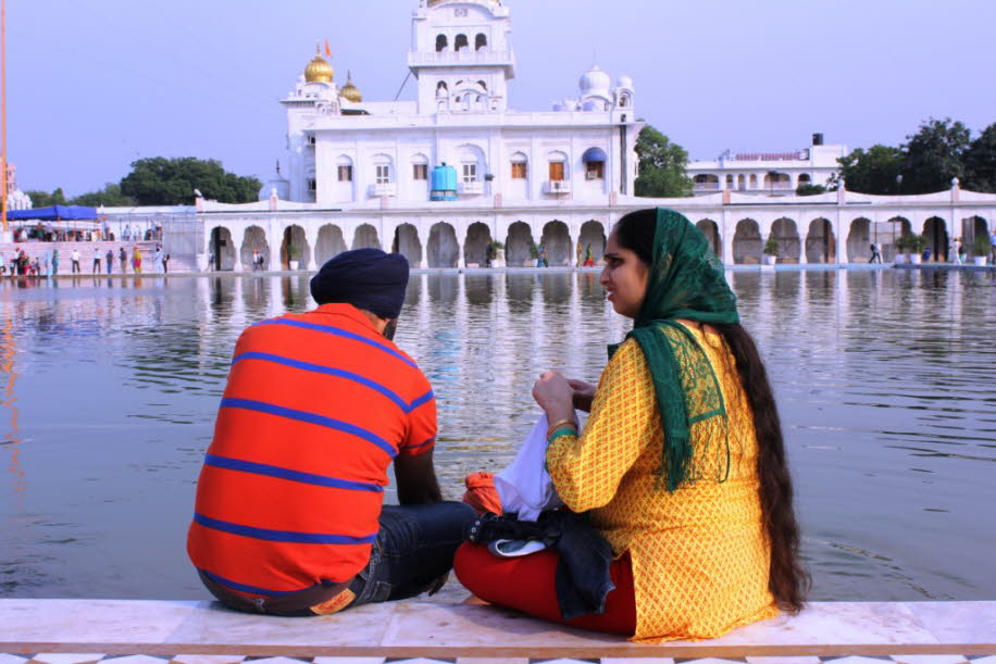 Gurudwara Bangla Sahib Tempel in Dehli - Gurudwara Bangla Sahib  ist ein Sikh- Gotteshaus in Delhi, Indien und bekannt für seine Verbindung mit dem achten Sikh Guru , Guru Har Krishan , sowie dem Pool im Inneren seines Komplexes, bekannt als der "Sarovar.