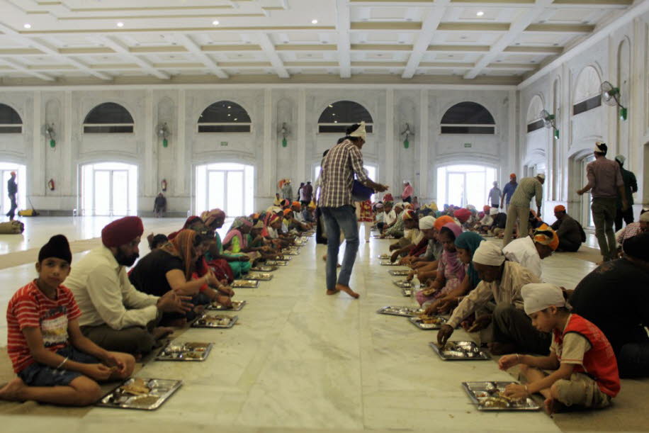 Geinsames Essen in der Gurudwara Bangla Sahib Tempels in Dehli - Die Frage des Fleischverzehrs wird in der Sikh-Religion kontrovers diskutiert. Es gibt sowohl Sikhs, die Fleisch verzehren, als auch Vegetarier. Abgelehnt wird das Essen von Fleisch eines ri