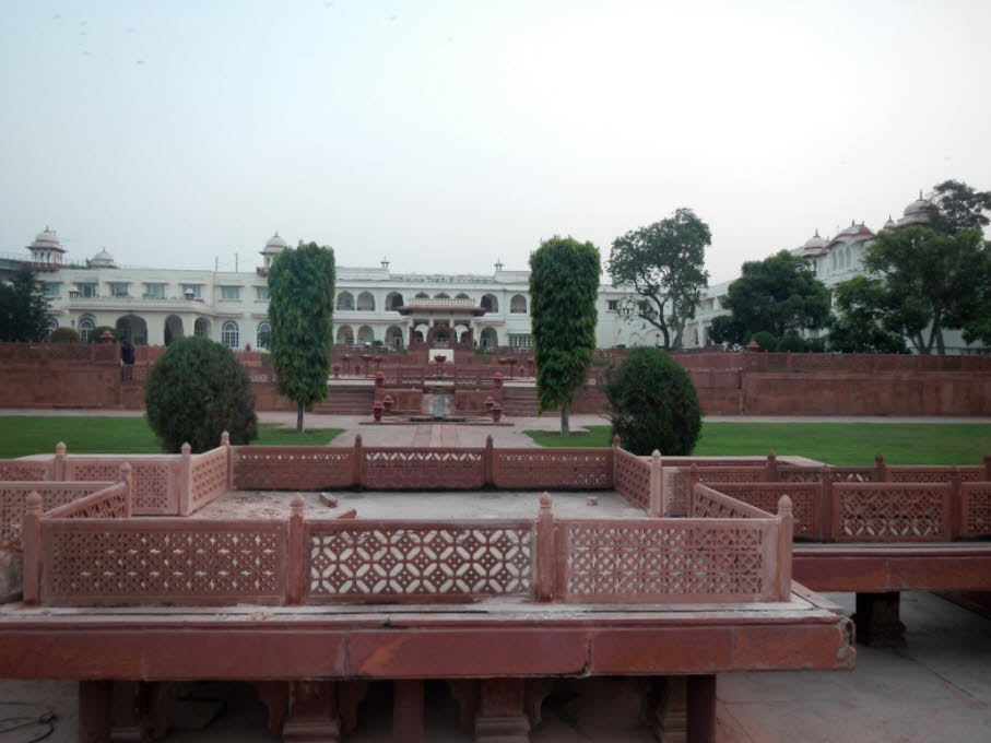 Palasthotel in Jaipur: Der ursprünglich 1835 erbaute Rambagh-Palast hat viele Phasen durchlaufen - von der Heimat der Lieblingsmagd der Königin zum königlichen Gästehaus und Jagdschloss und später als Residenz des Maharaja Sawai Man Singh II und seiner Kö