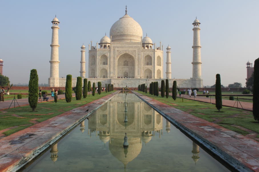 Taj Mahal: Das Bauwerk und Teile des Gartens wurden über einige Jahrzehnte lang restauriert. Im Dezember 2002 wurde die Marmorfassade mit Multani Mitti, einer traditionellen indischen Mixtur aus Erde, Körnern, Milch und Kalk behandelt, um Korrosionspuren 