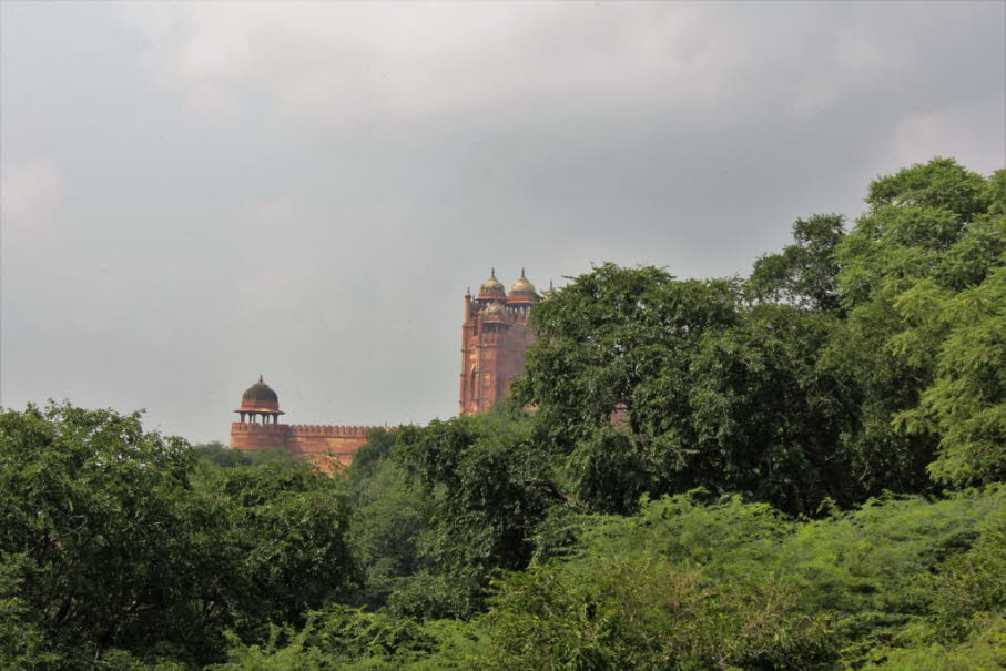 Rotes Fort (Agra): Das Rote Fort in der nordindischen Stadt Agra ist eine Festungs- und Palastanlage aus der Epoche der Mogulkaiser und diente im 16. und 17. Jahrhundert mit Unterbrechungen als Residenz der Moguln. Das Rote Fort wurde 1983 in das UNESCO-W