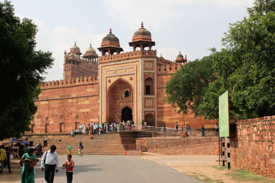 Rotes Fort (Agra): Wie im Rest von Agra ist die Geschichte des Agra Fort vor Mahmud Ghaznavis Invasion unklar. Im 15. Jahrhundert besetzten es jedoch die Chauhan Rajputen. Bald darauf nahm Agra den Status eines Kapitals an, als Sikandar Lodi (1487–1517) s