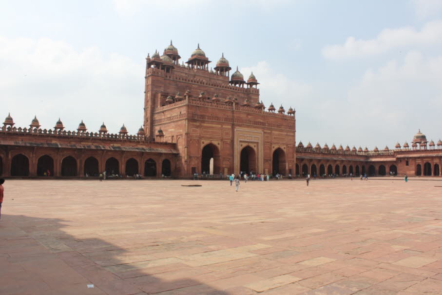 Rotes Fort (Agra): Der Bau des Forts wurde 1565 unter Akbar dem Großen, der die Hauptstadt von Delhi hierher verlegen ließ, aufgenommen und unter seinen Nachfolgern, vor allem unter Shah Jahan, in der ersten Hälfte des 17. Jahrhunderts erweitert. Die Umma