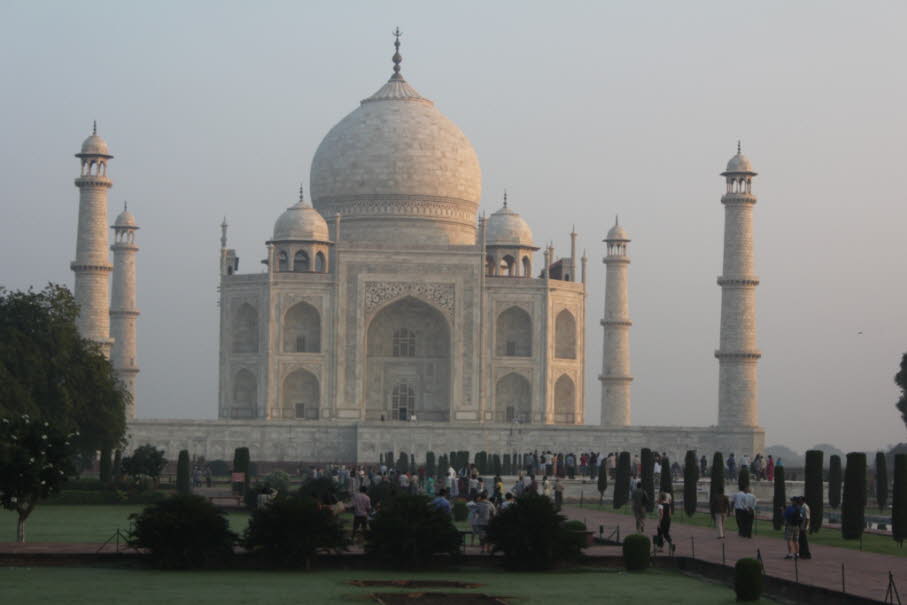 Taj Mahal: Angeblich planten die britischen Kolonialherren unter dem Gouverneur Lord William Cavendish-Bentinck im 19. Jahrhundert, das stark vernachlässigte Gebäude stückweise auf Auktionen in England zu verkaufen. Nach dem Bentinck-Biographen John Rosse