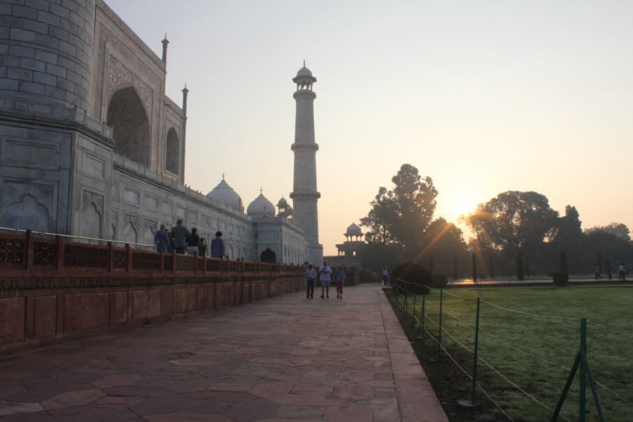Taj Mahal: Der Taj Mahal wurde unter dem 1904 erlassenen Ancient Monuments Preservation Act von der britischen Regierung unter Denkmalschutz gestellt. Die Gärten des Taj Mahal wurden auf Anweisung von Lord Curzon 1908 durch den Archaeological Survey of In