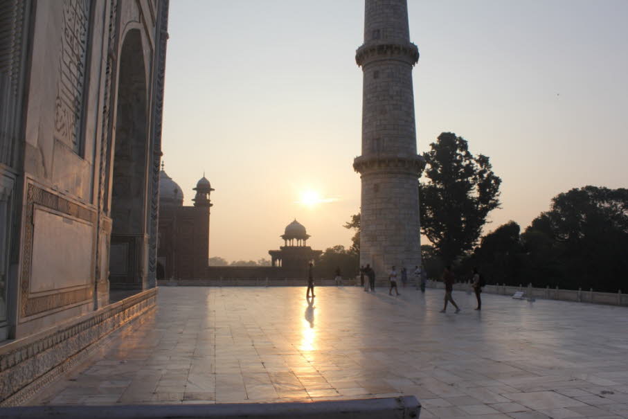 Taj Mahal: Beteiligt waren über 20.000 Handwerker aus vielen Teilen Süd- und Zentralasiens und verschiedene Architekten, unter anderem Ahmad Lahori und der aus Badakhshan (heute Afghanistan) stammende Perser Abu Fazel. Er verschmolz persische Architektur 