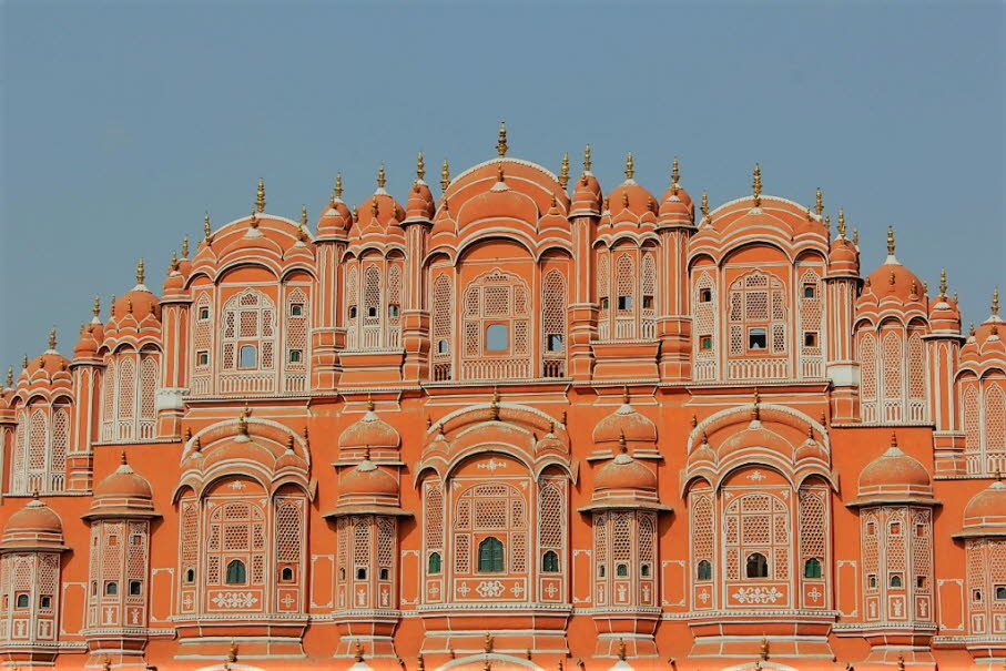 Hawa Mahal ( „Palast der Winde“) ist ein architektonisch außergewöhnliches Bauwerk in der Altstadt von Jaipur, Rajasthan (Indien); es ist ein Teil des riesigen Stadtpalasts der hiesigen Maharajas. Das Hawa Mahal wurde 1799 erbaut. Es hat 953 Fenster an de