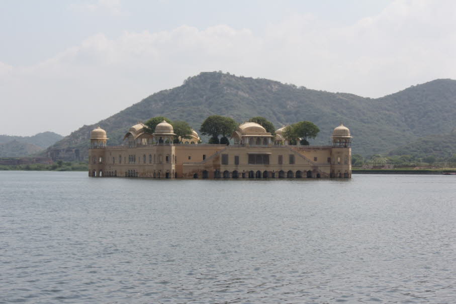 Jal Mahal (d.h. "Wasserpalast") ist ein Palast in der indischen Stadt Jaipur. Der Palast und der See um ihn herum wurden im 18. Jahrhundert von Maharaja Jai Singh II. von Amber renoviert und erweitert. Der Palast, in rotem Sandstein gebaut, ist ein fünfst