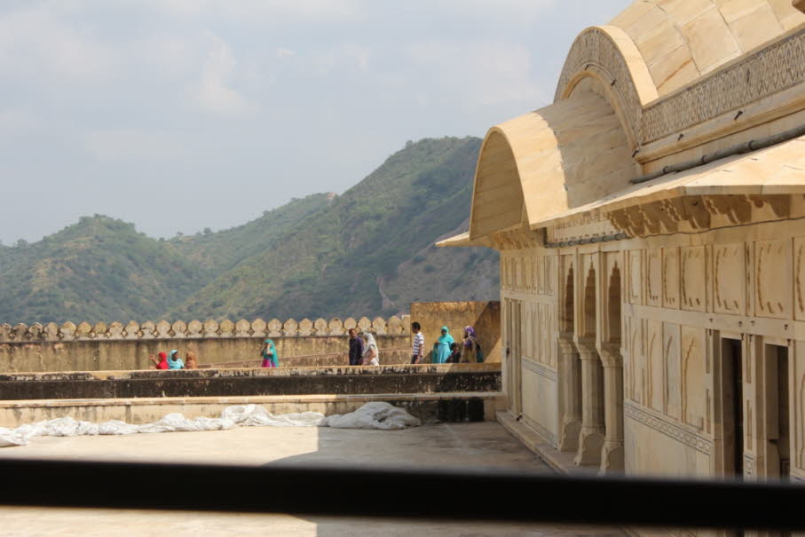 Dieser Palast befindet sich zusammen mit dem Jaigarh Fort direkt über dem Cheel ka Teela (Hügel der Adler) derselben Aravalli-Hügelkette. Der Palast und das Jaigarh Fort gilt als ein Komplex, da beide durch einen unterirdischen Durchgang verbunden sind. D