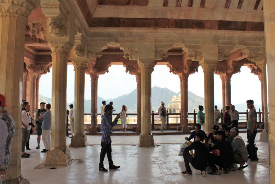 Südlich dieses Hofes liegt der Palast von Man Singh I, der älteste Teil der Palastfestung. Der Bau des Palastes dauerte 25 Jahre und wurde 1599 während der Regierungszeit von Raja Man Singh I (1589–1614) fertiggestellt. Es ist der Hauptpalast. Im zentrale