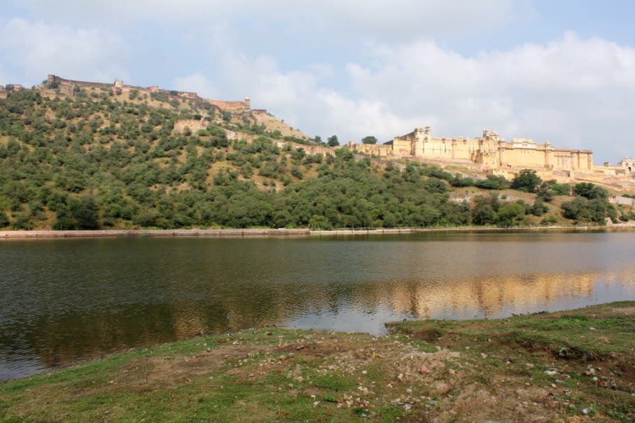 Wurde die mächtige Festung Fort Amber 1592 auf einem Bergkamm  des Aravalli-Gebirges, nur 10 Kilometer vom heutigen Jaipur entfernt, gebaut, so siedelte man sich in der ersten Hälfte des 18. Jh. hier nur von einer Stadtmauer umgeben in der offenen Ebene a