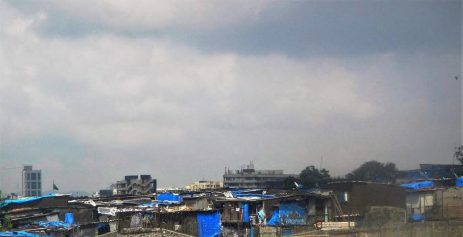Slums von Mumbai - Der bekannteste Slum von Mumbai liegt mitten in der Stadt, auf einem 175 Hektar großen Areal zwischen den Stadtteilen Mahim im Westen und Sion im Osten. Wer „Slumdog Millionaire“ gesehen hat, kennt ihn. Dharavi, der größte Slum Mumbais 