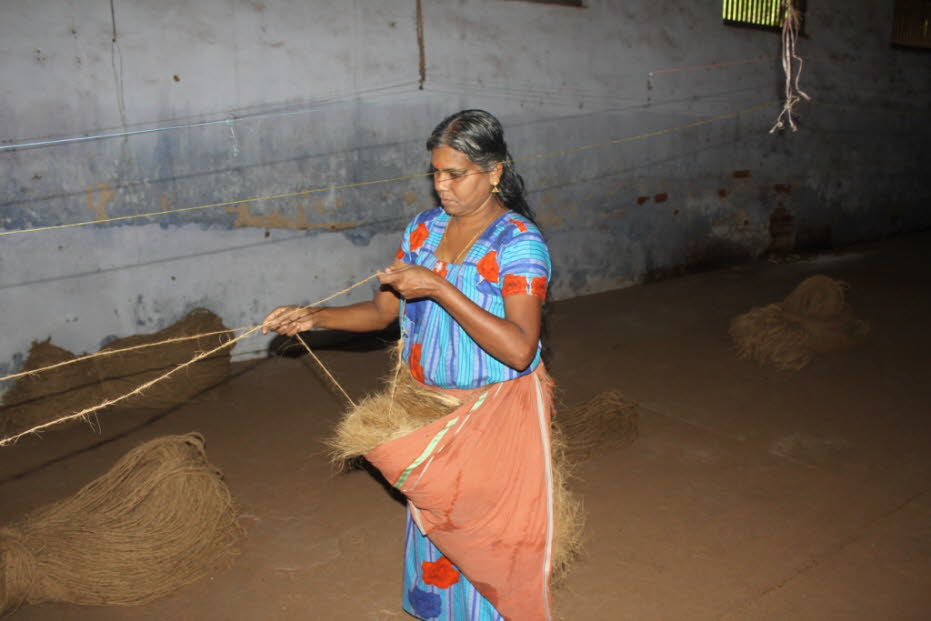 Sisalteppichherstellung Backwaters - Das größte Exportgut im Südwesten von Indien, genauer gesagt im Bundesstaat Kerala, ist die Kokosnuss. Der Staat liegt an der Malabarküste und ist mit 33,4 Millionen Einwohnern eine sehr dicht besiedelte Region des Lan