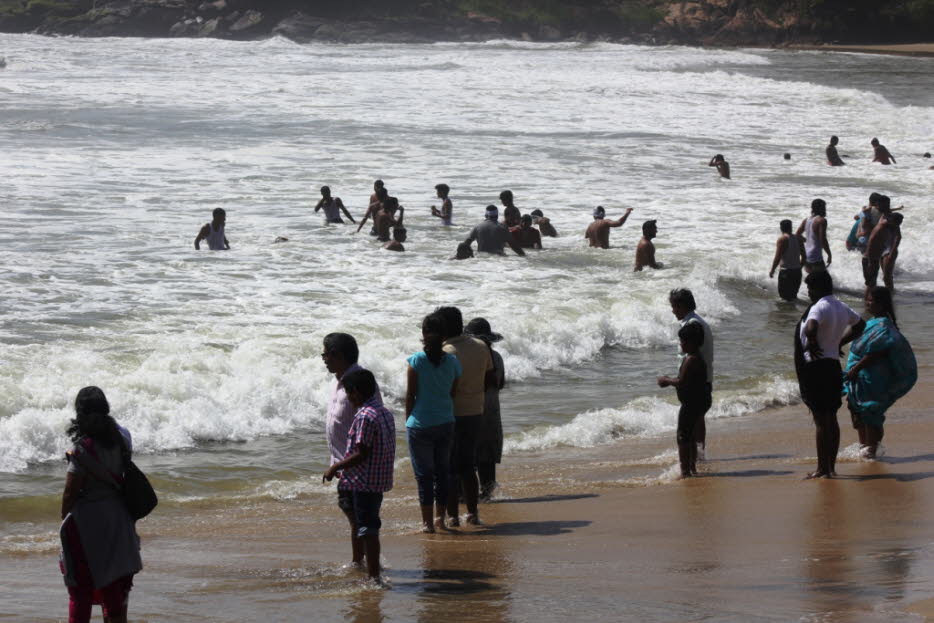 Badende, die nicht schwimmen können, in Thiruvananthapuram. Kovalam ist ein Strand am Arabischen Meer in der indischen Stadt Thiruvananthapuram, Kerala, Indien. Kovalam erregte zum ersten Mal Aufmerksamkeit, als die Regentin Maharani Sethu Lakshmi Bayi vo