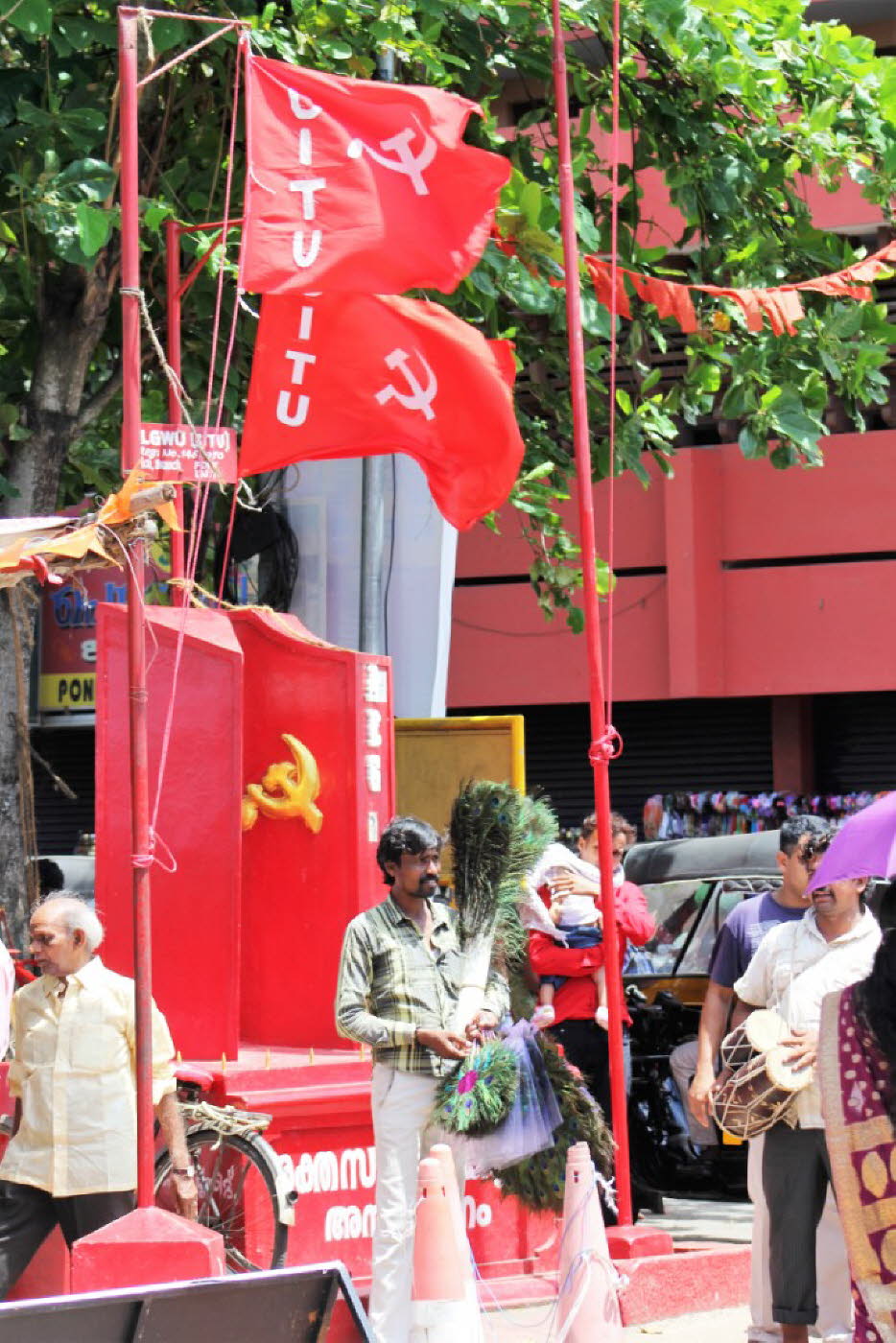 Kerala und der Kommunismus: Seit Ende der Siebziger Jahre ist das politische Leben in Kerala geprägt von zwei Koalitionen aus dem linken Spektrum der Parteienlandschaft, die sich die Macht im Wechsel teilen. Die Left Democratic Front (LDF) ist vornehmlich
