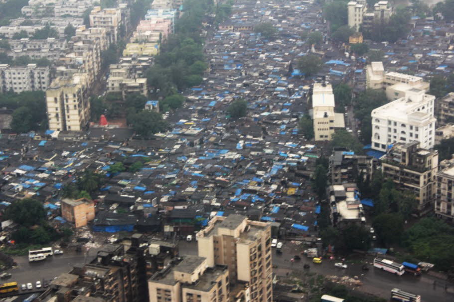 Städteplaner waren in Mumbai weder je sonderlich populär noch einfallsreich.Ist ja auch schwierig. Andere Metropolen weichen aus, haben dafür genügend Platz, legen Ringstraßen, U-Bahn-Linien, neue Buslinien. In Mumbai geht das nicht.  