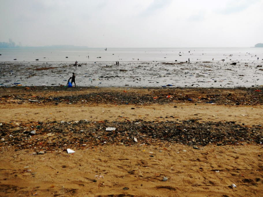 Müll am Arabischen Meer nach einem Hindufest in Mumbai - 2015 begann ein indischer Anwalt, Müll von einem Strand in Mumbai aufzusammeln. Seither hat sich viel getan: Über 8 Millionen Kilogramm Müll haben er und tausende Helfer seither weggeschafft.