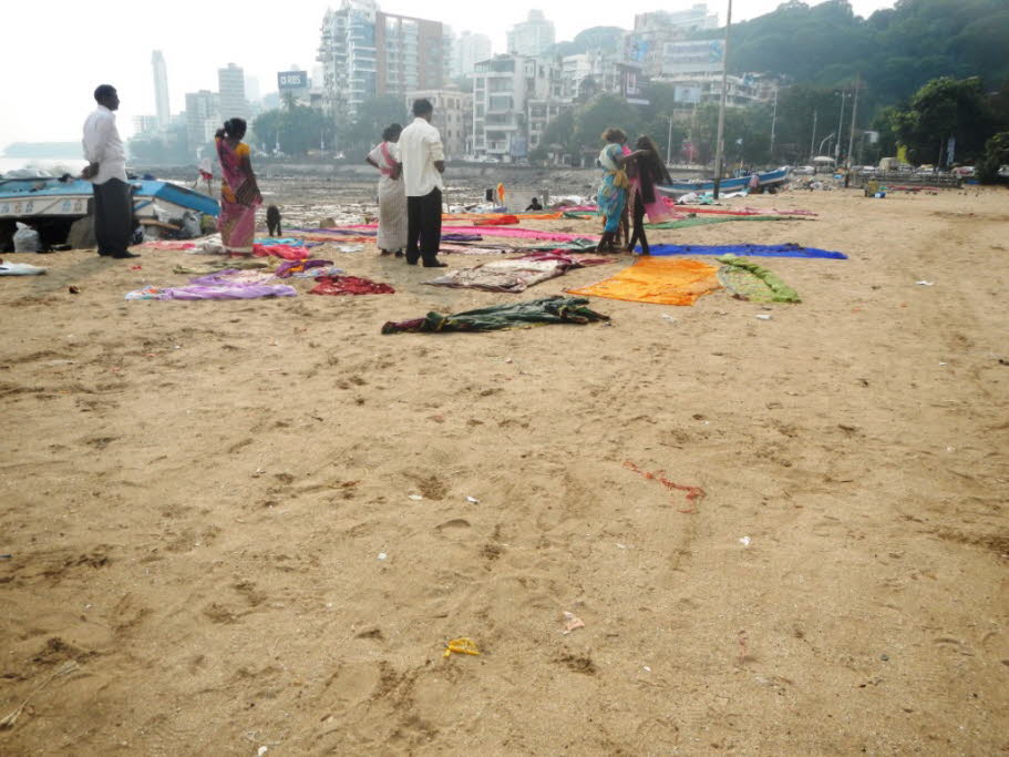 6000 Tonnen Müll bedeckten 2015 den Strand der größten Stadt Indiens Mumbai. Nur Vögel waren zu sehen, die in dem Müll nach Lebensmittelresten suchten. Der indische Anwalt Afroz Shah ergriff vor drei Jahren die Initiative und begann mit einem Team Stück f