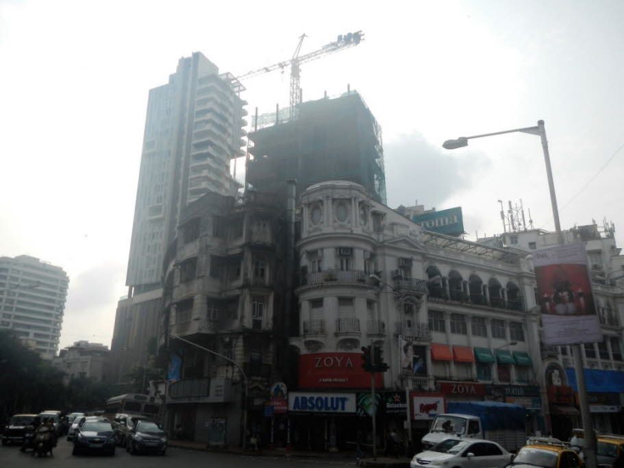 Antilia-Hochhaus und Britische Kolonialarchitektur in Bombay (Mumbai) - Antilia ist das größte und teuerste „Einfamilienhaus“ der Welt. Dieses Hochhaus steht in Mumbai im indischen Bundesstaat Maharashtra. Das Antilia-Gebäude gehört dem reichsten Menschen