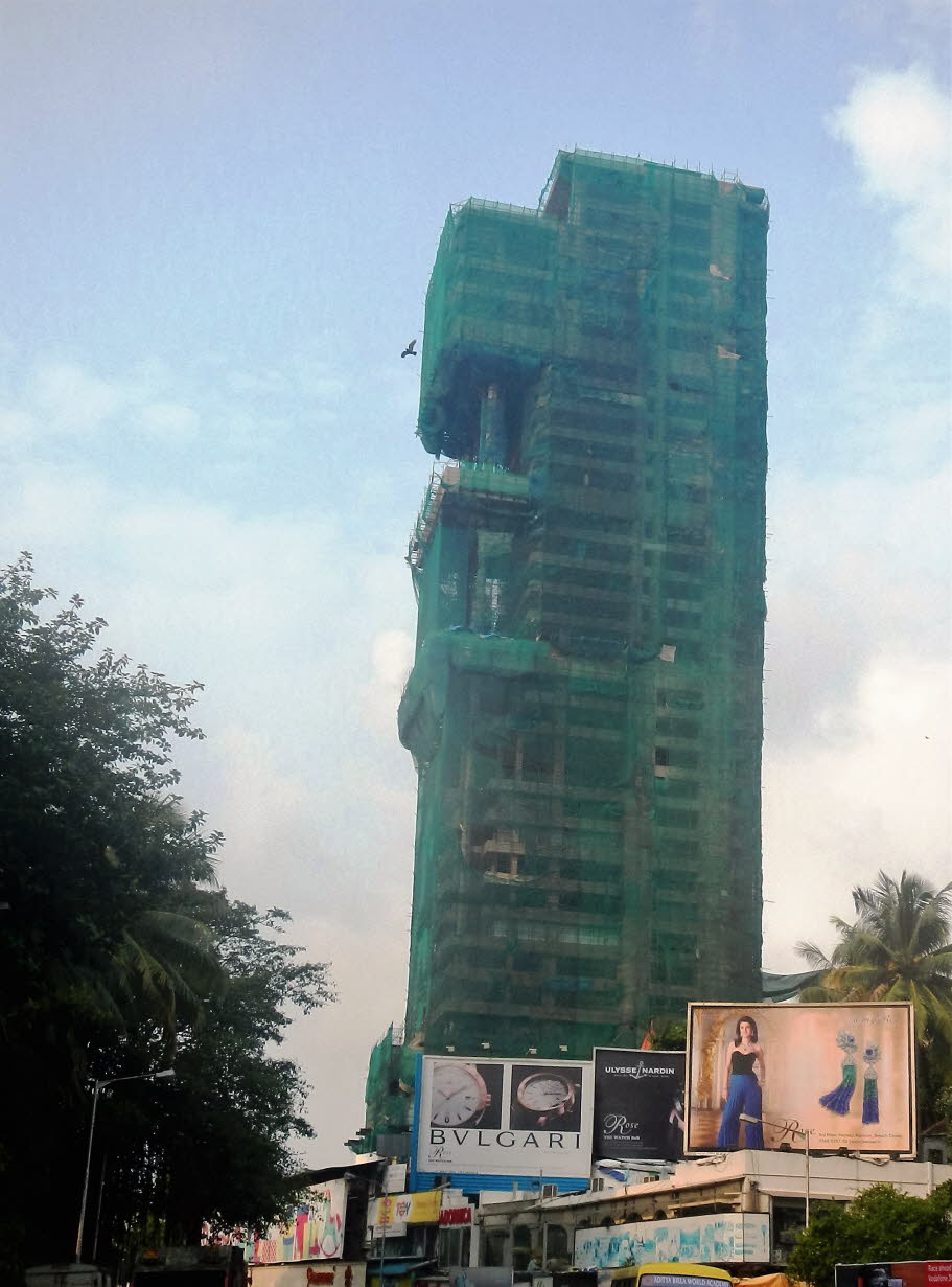 Antilia in Mumbai ist das größte und teuerste „Einfamilienhaus“ der Welt. Antilia ist das größte und teuerste „Einfamilienhaus“ der Welt. Dieses Hochhaus steht in Mumbai im indischen Bundesstaat Maharashtra. Das Antilia-Gebäude gehört dem reichsten Mensch