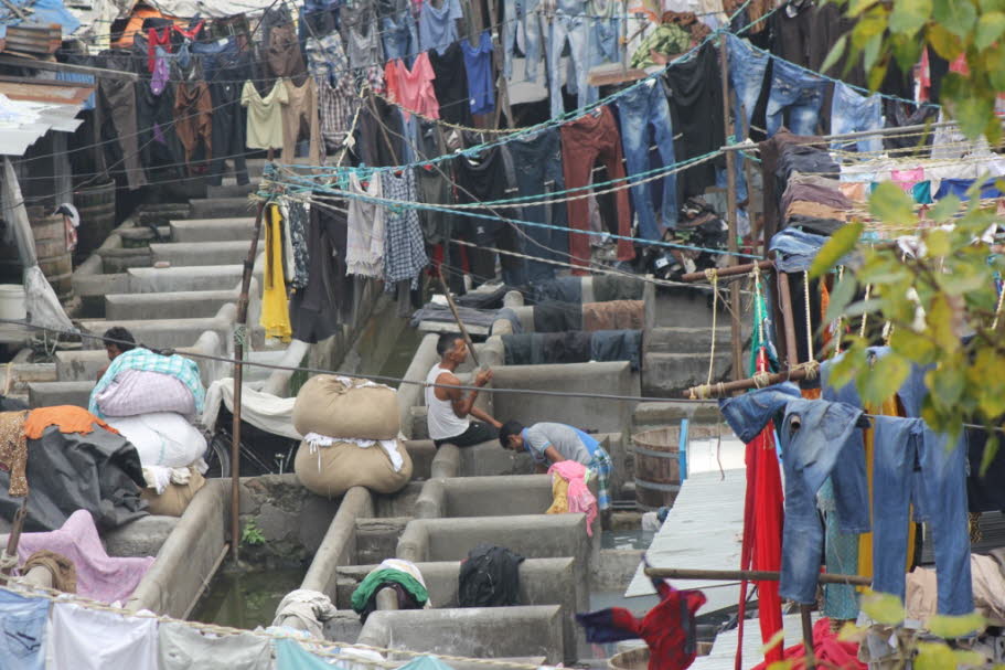 5000 Männer arbeiten an 826 Becken der größten Wäscherei Mumbai