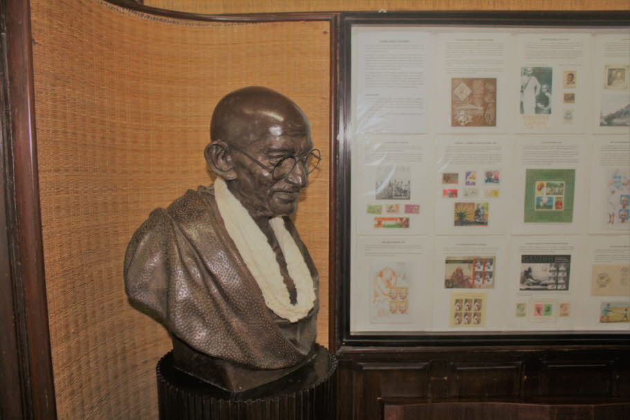 Mani Bhavan ist ein Museum und ein historisches Gebäude, das Gandhi gewidmet ist. Es befindet sich in der Laburnum Road im Gamdevi-Bezirk von Mumbai. Mani Bhavan war zwischen 1917 und 1934 der Mittelpunkt von Gandhis politischen Aktivitäten in Mumbai. Moh