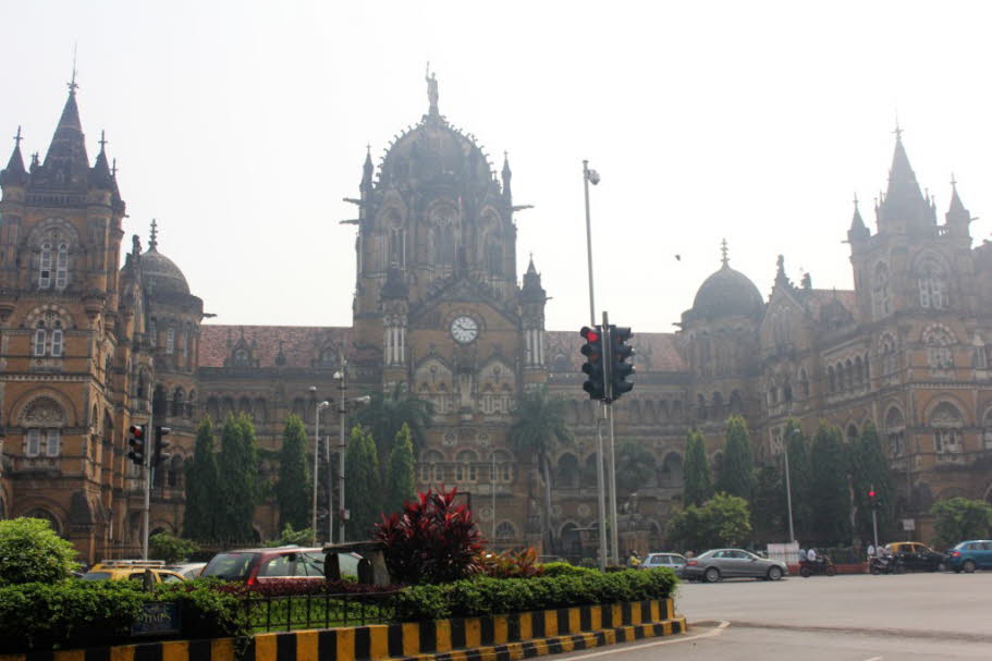 Bahnhof historische Architektur Mumbai, Indien: Symbol für Macht und Fortschritt.Der Chhatrapati Shivaji Maharaj Terminal, ehemals Victoria Terminal in Mumbai, wurde vom britischen Architekten Frederick William Stevens entworfen und zwischen 1878 und 1888