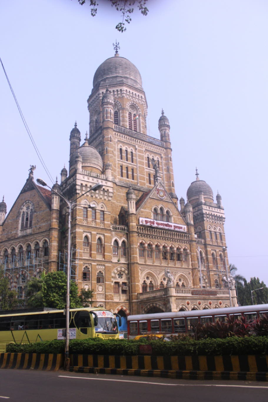 Die Cowasji Jehangir Convocation Hall an der Universität von Mumbai ist Teil des viktorianischen Gebäudekomplexes rund um das Oval Maidan in Mumbai, das zum UNESCO-Weltkulturerbe gehört. Es wurde zwischen 1869 und 1874 erbaut und von Sir George Gilbert Sc