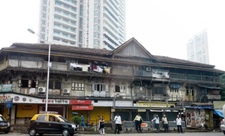 Britische Kolonialarchitektur in Bombay (Mumbai) - In Mumbai leben mehr als 20 Millionen Menschen im Ballungsraum.  Der Wohnraum ist knapp, Immobilien werden immer teurer – ob zur Miete oder zum Kauf. Umgerechnet 700 Euro bis über 15.000 Euro pro Quadratm