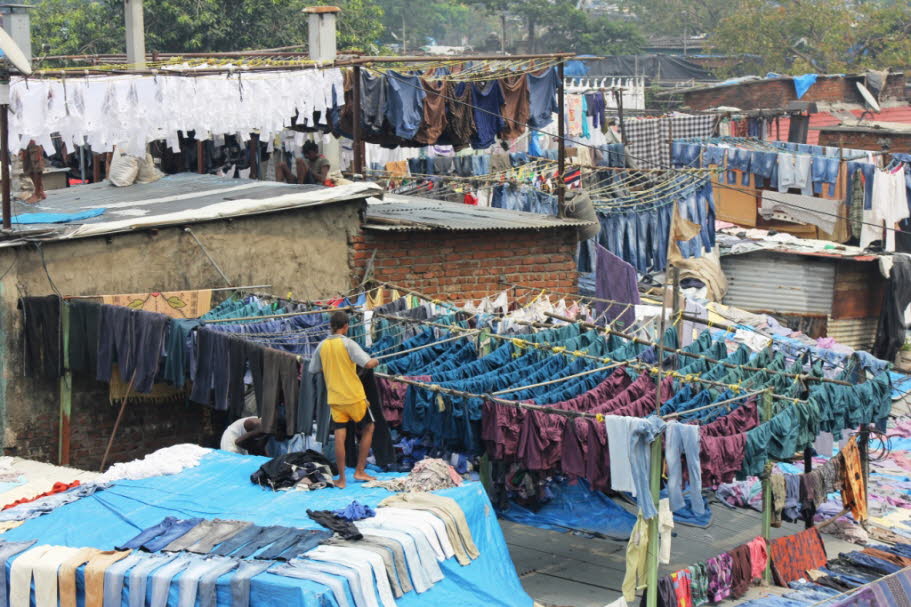5000 Männer arbeiten an 826 Becken der größten Wäscherei Mumbai -Um 4.30 Uhr beginnt die Arbeit eines Wäschers und sie endet 19 Uhr, das sind 14 Stunden am Tag, sieben Tage die Woche. Die meisten Wäscher am Dhobi Ghat kommen aus Kanaugia aus dem nordindis
