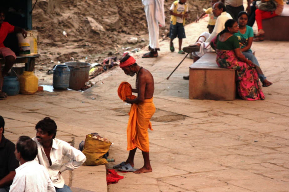 Pilger am Assi Ghat Varanasi Indien