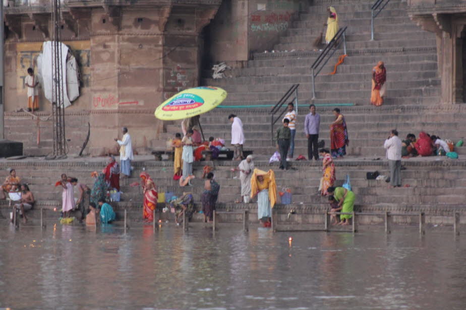 Shiva in Varanasi - Varanasi gilt als das Tor zur Ewigkeit für alle gläubigen Hindus. Shiva wusch sich hier einst rein von seiner Schuld, die er mit einem Mord an zwei Brahmanen auf sich geladen hatte.